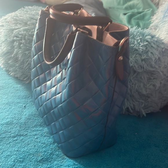 Dooney & Bourke Excellent Condition Bucket Bag! - Picture 4 of 9